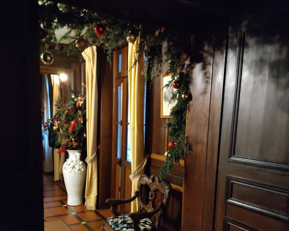 Porte ouverte en bois - Hotel de charme Sologne – Château les Muids