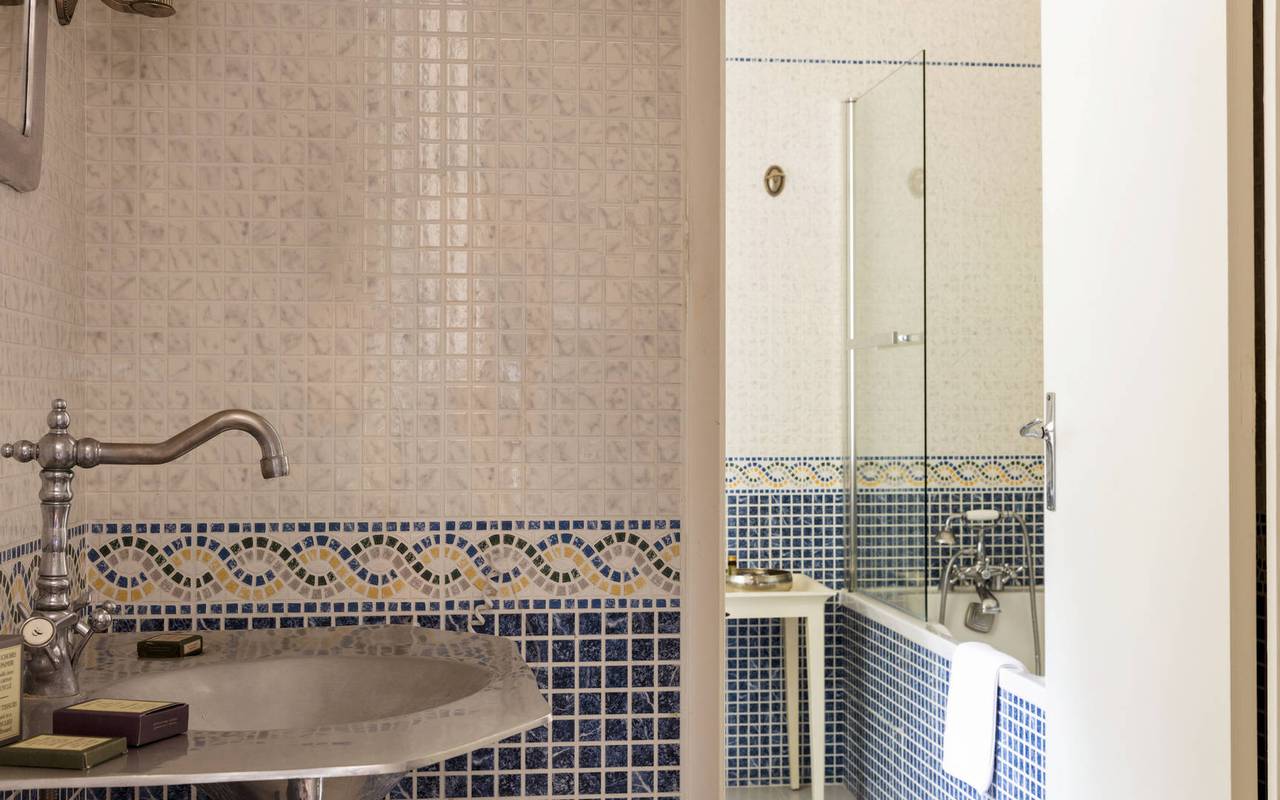 Salle de bain en mosaïque - Hotel de charme Sologne – Château les Muids